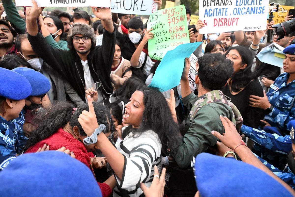 इंडिया गेट पर प्रदूषण विरोधी युवा प्रदर्शन – दिल्ली प्रदूषण प्रदर्शन 2025