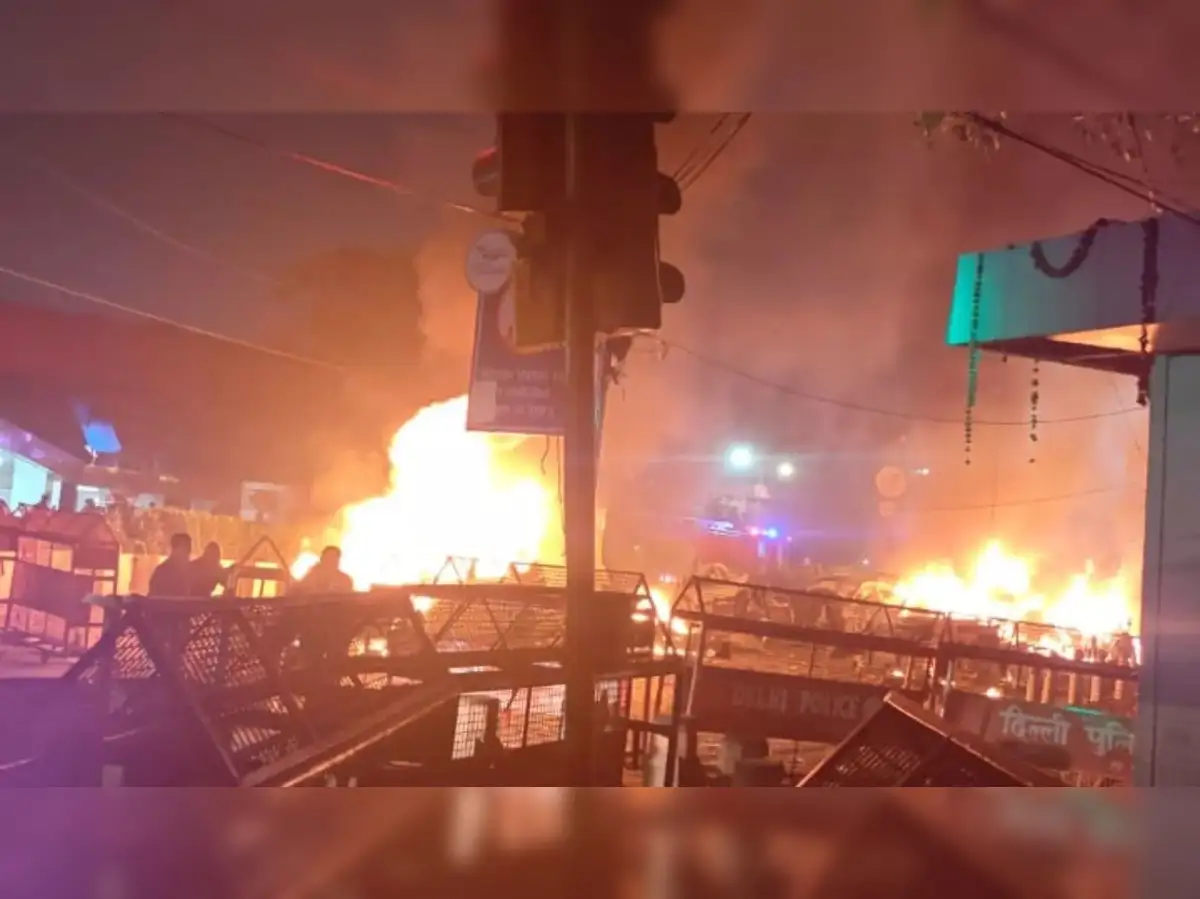 दिल्ली बम धमाका 2025 – पुलिस और NIA टीम घटनास्थल पर जांच में जुटी