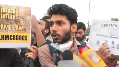 दिल्ली में प्रदूषण के खिलाफ प्रदर्शन करते युवा – दिल्ली प्रदूषण प्रदर्शन 2025